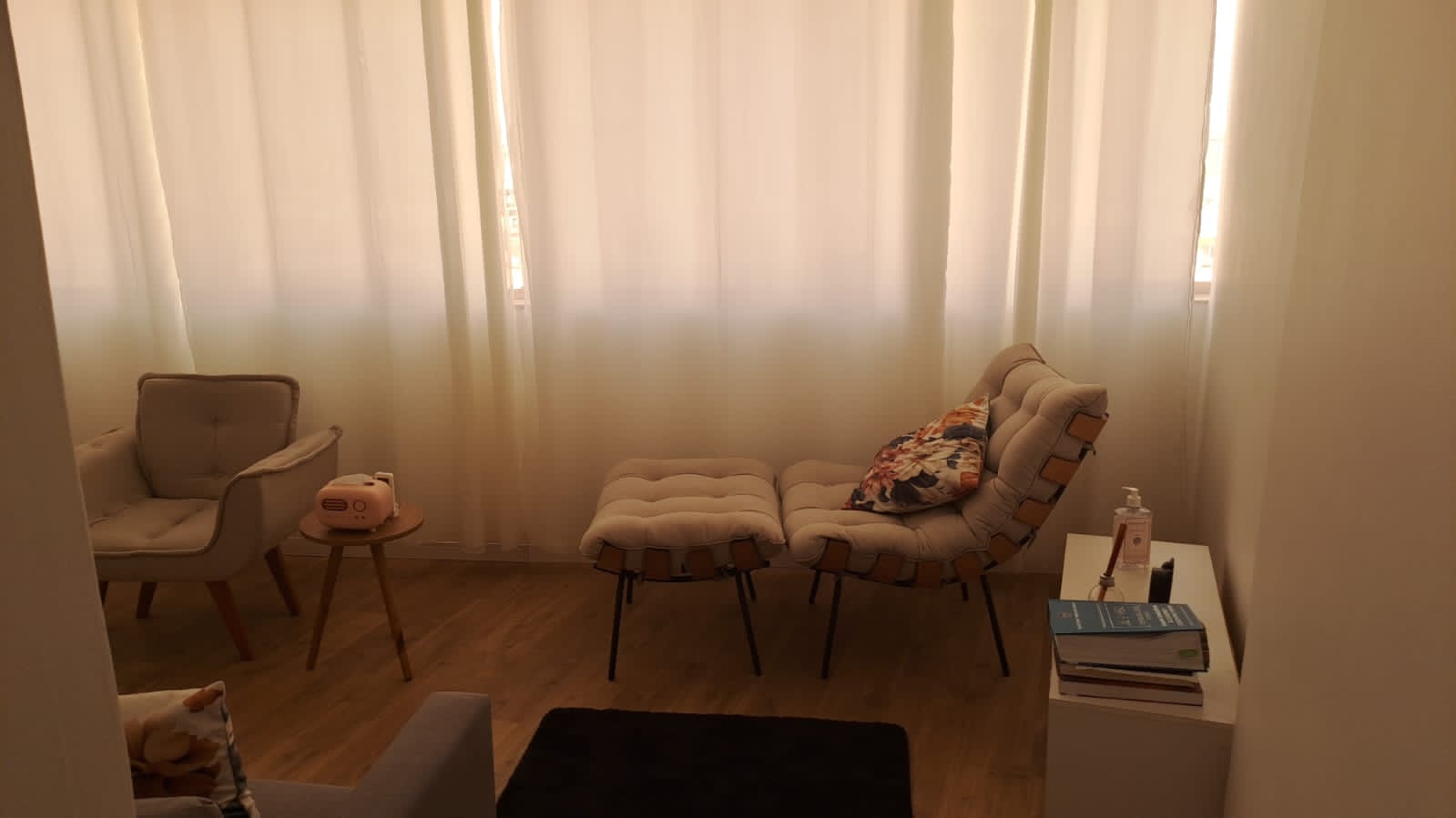Sala decorada de 38 m² no Edifício Chams, no Centro | foto 2
